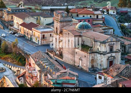 Coucher de soleil sur le vieux célèbre village médiéval de Stilo en Calabre. Vue sur l'église et la ville. Italie du Sud. Europe. Banque D'Images