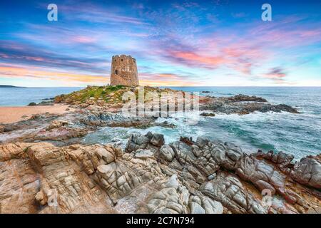 Vue fantastique sur la tour Bari Sardo au coucher du soleil dans le golfe d'Orosei. Lieu: Bari sardo, province d'Ogliastra, Sardaigne, Italie, Europe Banque D'Images