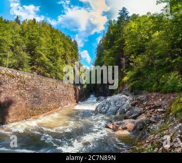 Rivière de montagne rapide à Bicaz Canyon/Chaile Bicazului. Scène impressionnante de la rivière de grandes falaises et rochers du comté de Neamt, Roumanie, Carpathian Mountains, Banque D'Images