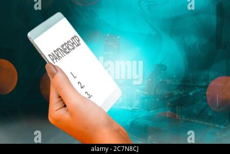 Partenariat d'écriture manuscrite. Type d'entreprise conceptuel de photo dans lequel deux personnes ou plus partagent la propriété des gadgets modernes avec écran blanc Banque D'Images