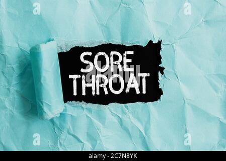 Texte d'écriture mal de gorge. Photo inflammation conceptuelle du pharynx et des fauces résulte d'une irritation roulé déchiré carton placé Banque D'Images