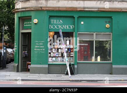 Edimbourg, Écosse - 30 juillet 2014 : vitrine verte de la librairie Ttills, une librairie indépendante secondaire près de The Meadows. Banque D'Images
