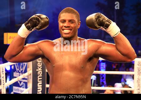 Magdebourg, Allemagne. 18 juillet 2020. Boxe : gala de boxe en plein air par ses dans la catégorie poids lourds, sur la scène du lac dans le parc Elbauenpark. Peter Kadiru, champion du monde allemand de poids lourd junior WBC, rencontrera Eugen Buchmüller. Kadiru a remporté avec un KO technique (TKO) au 4ème tour. Crédit : Peter Gercke/dpa-Zentralbild/dpa/Alay Live News Banque D'Images