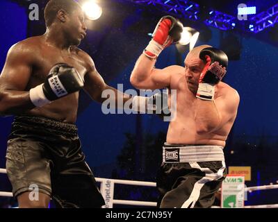 Magdebourg, Allemagne. 18 juillet 2020. Boxe : gala de boxe en plein air par ses dans la catégorie poids lourds, sur la scène du lac dans le parc Elbauenpark. Peter Kadiru (l), champion du monde allemand de poids lourd junior WBC, rencontre Eugen Buchmüller. Kadiru a remporté avec un KO technique (TKO) au 4ème tour. Crédit : Peter Gercke/dpa-Zentralbild/dpa/Alay Live News Banque D'Images