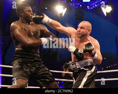 Magdebourg, Allemagne. 18 juillet 2020. Boxe : gala de boxe en plein air par ses dans la catégorie poids lourds, sur la scène du lac dans le parc Elbauenpark. Peter Kadiru (l), champion du monde allemand de poids lourd junior WBC, rencontre Eugen Buchmüller. Kadiru a remporté avec un KO technique (TKO) au 4ème tour. Crédit : Peter Gercke/dpa-Zentralbild/dpa/Alay Live News Banque D'Images