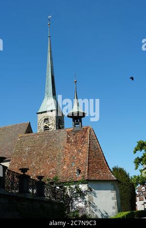 Zug / Suisse 05 09 2020; la tour de l'église Saint-Oswald construite dans le style gothique avec le fond du ciel bleu. Banque D'Images