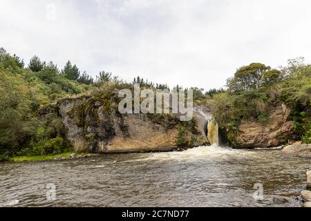 Magnifique photo d'une cascade dans le parc national de Cotopaxi Banque D'Images