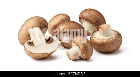 Deux champignons frais, l'un entier et l'autre coupé en deux, isolés sur fond blanc avec un chemin de coupure. Banque D'Images
