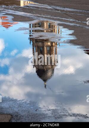 Reflet de l'Altes Stadthaus (ancien hôtel de ville) dans une flaque de pluie, Berlin, Allemagne Banque D'Images