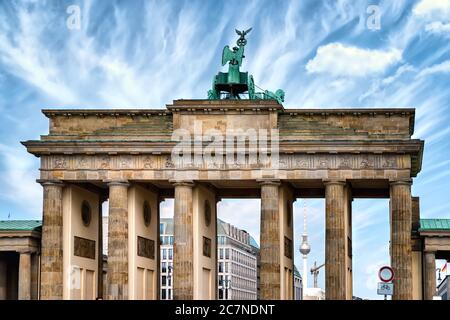 Colse-up de la porte de Brandebourg avec la célèbre Quadriga, Berlin, Allemagne Banque D'Images