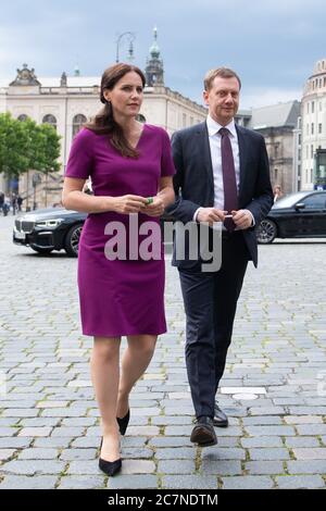 Dresde, Allemagne. 16 juillet 2020. Michael Kretschmer (CDU), Premier ministre de Saxe, et son partenaire Annet Hofmann traversent Neumarkt à l'occasion de la visite du Premier ministre Kretschmann dans l'État libre. Credit: Sebastian Kahnert/dpa-Zentralbild/dpa/Alay Live News Banque D'Images