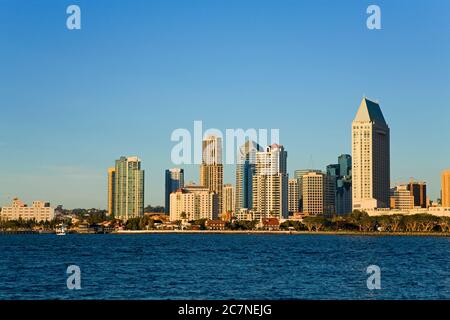 Vue sur les gratte-ciel de San Diego depuis Coronado Island, San Diego, Californie, États-Unis Banque D'Images