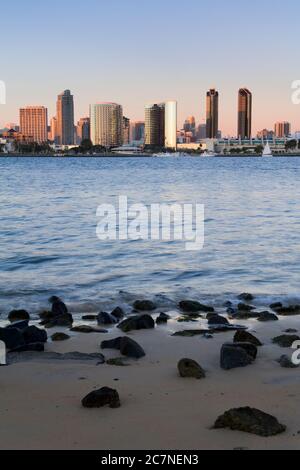 Vue sur les gratte-ciel de San Diego depuis Coronado Island, San Diego, Californie, États-Unis Banque D'Images