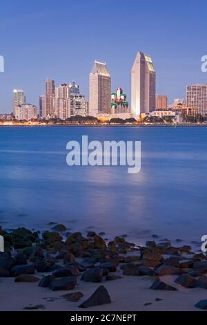 Vue sur les gratte-ciel de San Diego depuis Coronado Island, San Diego, Californie, États-Unis Banque D'Images