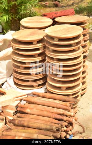 Outils en bois faits main pour la fabrication de pain dans un marché de rue Banque D'Images