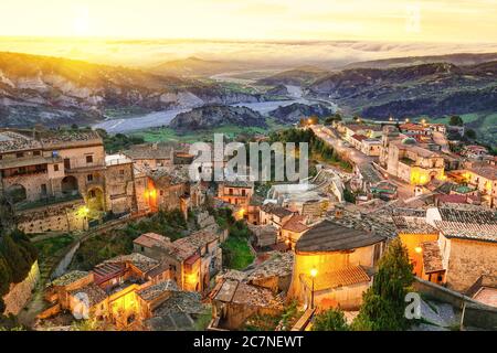 Lever de soleil sur le vieux célèbre village médiéval de Stilo en Calabre. Vue sur la ville et la vallée. Italie du Sud. Europe. Banque D'Images