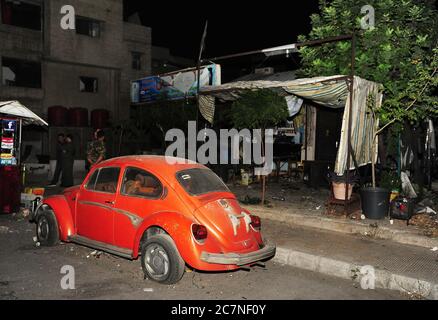 Damas, Syrie. 18 juillet 2020. Un magasin est endommagé suite à une explosion à Damas, en Syrie, le 18 juillet 2020. Une personne a été tuée et une autre blessée dans une explosion à Damas samedi soir, a rapporté l'agence de presse nationale SANA. Crédit: Ammar Safarjalani/Xinhua/Alamy Live News Banque D'Images