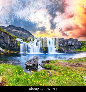 Vue spectaculaire sur la cascade Kirkjufellsfoss près de la montagne Kirkjufell au coucher du soleil. Lieu: Kirkjufellsfoss, Grundarfjordurn, Islande, Europe Banque D'Images