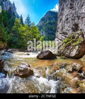 Rivière de montagne rapide à Bicaz Canyon/Chaile Bicazului. Scène impressionnante de la rivière de grandes falaises et rochers du comté de Neamt, Roumanie, Carpathian Mountains, Banque D'Images