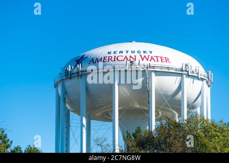 Lexington, USA - 17 octobre 2019 : vue sur le panneau de la tour d'eau dans la ville industrielle du Kentucky à proximité et ciel nuageux Banque D'Images