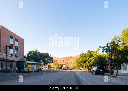 Moab, USA - 14 août 2019 : rue de la ville de l'Utah en ville près du parc national d'Arches en été avec lever du soleil le matin et route vide près des magasins Banque D'Images