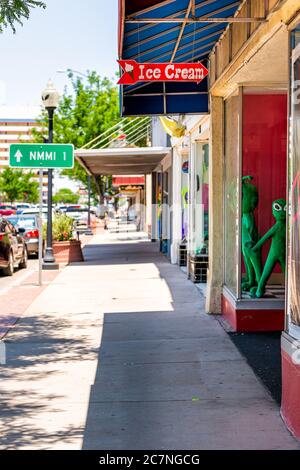 Roswell, USA - 8 juin 2019: Route principale de la rue dans la ville du Nouveau-Mexique avec enseigne de la crème glacée et magasin d'objets étrangers avec souvenirs d'ovnis Banque D'Images