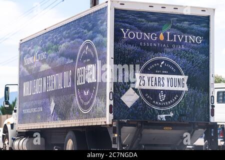 American Fork, USA - 29 juillet 2019: Jeune vivant Essential Oils compagnie livraison camion signe près de l'entrepôt sur la route de l'Utah voitures dans la circulation Banque D'Images