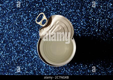 Vue de dessus d'une boîte ouverte et vidée sur une surface bleue Banque D'Images