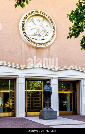 Santa Fe, USA - 14 juin 2019: Bâtiment du Capitole dans le centre-ville avec le sceau d'entrée et la statue par les portes et personne Banque D'Images