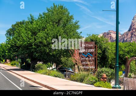 Springdale, États-Unis - 5 août 2019 : parc national de Zion dans l'Utah et rue de la ville avec panneau pour les magasins d'art de la galerie DeZion Banque D'Images