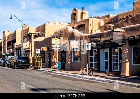 Santa Fe, USA - 14 juin 2019: Old Town Street Road aux États-Unis New Mexico avec l'architecture de style adobe et des panneaux pour les magasins trottoir Banque D'Images