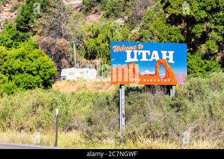 La Sal, USA - 14 août 2019 : fermeture de l'affiche pour la bienvenue dans l'Utah près du parc national d'Arches et de moab avec la célèbre image d'arche sur la route de Colorad Banque D'Images