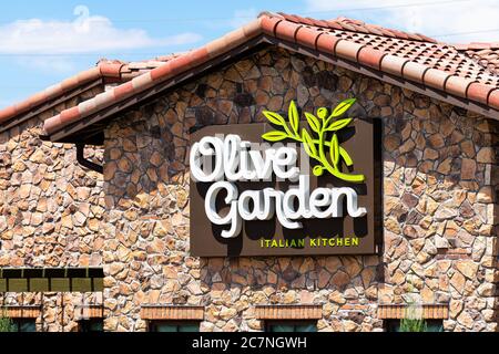 Spanish Fork, USA - 29 juillet 2019 : fermeture de l'enseigne du jardin d'olive pour la façade extérieure de la chaîne de restaurants italiens dans l'Utah Banque D'Images