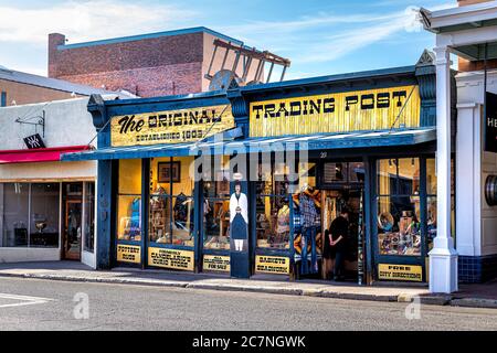 Santa Fe, USA - 14 juin 2019: Rue de la vieille ville et panneau d'entrée de poste de commerce aux États-Unis ville du Nouveau-Mexique avec l'ancienne architecture Banque D'Images