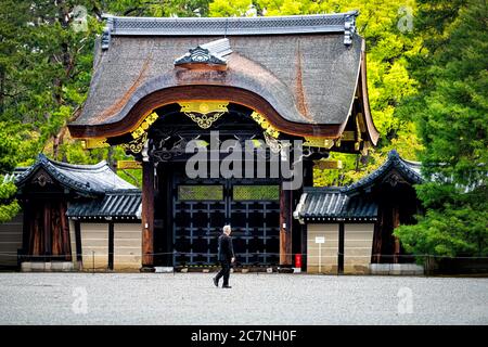 Kyoto, Japon - 17 avril 2019 : extérieur de l'entrée de la porte dans le parc gyoen du Palais impérial de Kyoto avec personne homme marchant sur la route Banque D'Images