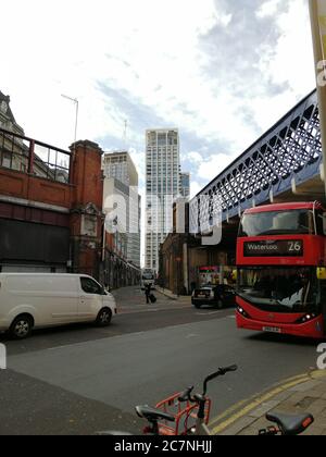 LONDRES, ROYAUME-UNI - 12 mars 2019 : rues du centre de londres avec gratte-ciel d'affaires et maisons anglaises typiques. Banque D'Images