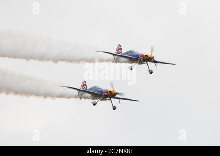 L'équipe d'exposition acrobatique Red Bull Matadors, volant XtremeAir Sbach 300 (ou ExtremeAir XA-41s), se produit au Fortune de l'est en 2016. Banque D'Images