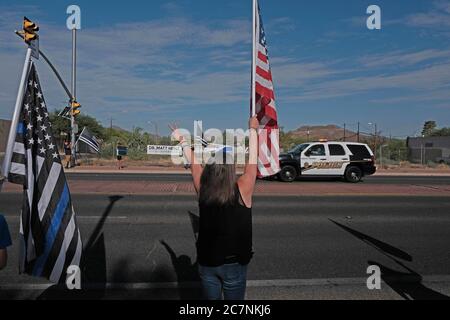 Tucson, Arizona, États-Unis. 18 juillet 2020. Les membres de Back the Blue tiennent un rassemblement pour soutenir le service de police de Tucson . L'organisation de police pro a été lancée par Tim Cesolini qui avait l'idée de peindre une fine ligne bleue autour du siège de la police de Tucson pour soutenir les officiers se disant attaqués par des groupes radicaux comme Black Lives Matter. Regina Romero, maire de Tucson, a refusé de permettre au groupe de peindre la ligne en révoquant un permis qui avait été accordé à l'origine. Le maire affirme que le groupe est dirigé par des partisans de la suprématie blanche. Crédit : ZUMA Press, Inc./Alay Live News Banque D'Images