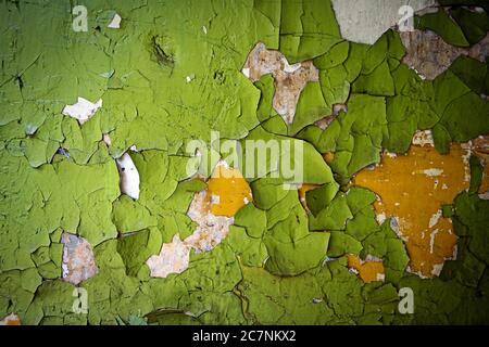 Gros plan de l'ancienne peinture verte qui s'échappe progressivement le mur Banque D'Images