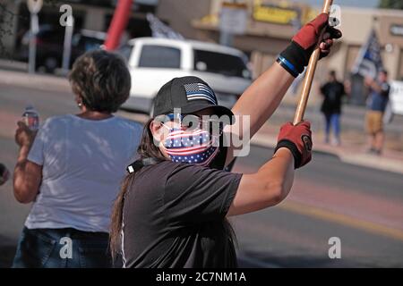 Tucson, Arizona, États-Unis. 18 juillet 2020. Les membres de Back the Blue tiennent un rassemblement pour soutenir le service de police de Tucson . L'organisation de police pro a été lancée par Tim Cesolini qui avait l'idée de peindre une fine ligne bleue autour du siège de la police de Tucson pour soutenir les officiers se disant attaqués par des groupes radicaux comme Black Lives Matter. Regina Romero, maire de Tucson, a refusé de permettre au groupe de peindre la ligne en révoquant un permis qui avait été accordé à l'origine. Le maire affirme que le groupe est dirigé par des partisans de la suprématie blanche. Crédit : ZUMA Press, Inc./Alay Live News Banque D'Images