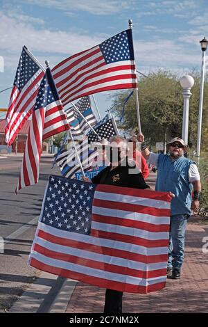 Tucson, Arizona, États-Unis. 18 juillet 2020. Les membres de Back the Blue tiennent un rassemblement pour soutenir le service de police de Tucson . L'organisation de police pro a été lancée par Tim Cesolini qui avait l'idée de peindre une fine ligne bleue autour du siège de la police de Tucson pour soutenir les officiers se disant attaqués par des groupes radicaux comme Black Lives Matter. Regina Romero, maire de Tucson, a refusé de permettre au groupe de peindre la ligne en révoquant un permis qui avait été accordé à l'origine. Le maire affirme que le groupe est dirigé par des partisans de la suprématie blanche. Crédit : ZUMA Press, Inc./Alay Live News Banque D'Images