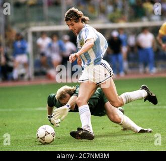 Claudio Paul Caniggia (Argentine) a obtenu des scores contre Claudio Taffarel (Brésil). Italie coupe du monde de la FIFA 90. Banque D'Images