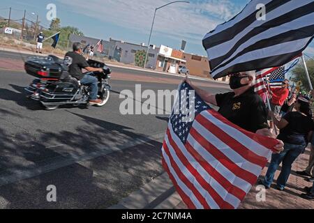 Tucson, Arizona, États-Unis. 18 juillet 2020. Les membres de Back the Blue tiennent un rassemblement pour soutenir le service de police de Tucson . L'organisation de police pro a été lancée par Tim Cesolini qui avait l'idée de peindre une fine ligne bleue autour du siège de la police de Tucson pour soutenir les officiers se disant attaqués par des groupes radicaux comme Black Lives Matter. Regina Romero, maire de Tucson, a refusé de permettre au groupe de peindre la ligne en révoquant un permis qui avait été accordé à l'origine. Le maire affirme que le groupe est dirigé par des partisans de la suprématie blanche. Crédit : ZUMA Press, Inc./Alay Live News Banque D'Images