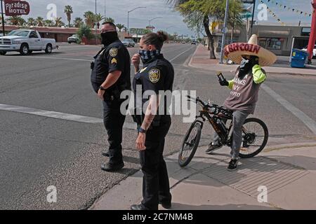 Tucson, Arizona, États-Unis. 18 juillet 2020. Les membres de Back the Blue tiennent un rassemblement pour soutenir le service de police de Tucson . L'organisation de police pro a été lancée par Tim Cesolini qui avait l'idée de peindre une fine ligne bleue autour du siège de la police de Tucson pour soutenir les officiers se disant attaqués par des groupes radicaux comme Black Lives Matter. Regina Romero, maire de Tucson, a refusé de permettre au groupe de peindre la ligne en révoquant un permis qui avait été accordé à l'origine. Le maire affirme que le groupe est dirigé par des partisans de la suprématie blanche. Crédit : ZUMA Press, Inc./Alay Live News Banque D'Images