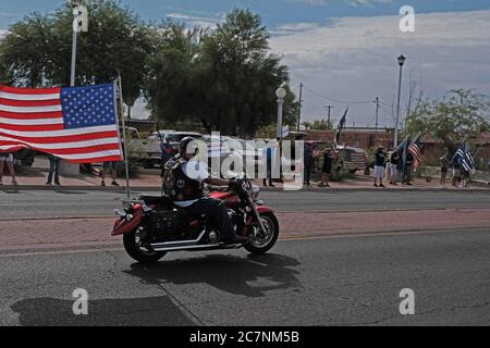 Tucson, Arizona, États-Unis. 18 juillet 2020. Les membres de Back the Blue tiennent un rassemblement pour soutenir le service de police de Tucson . L'organisation de police pro a été lancée par Tim Cesolini qui avait l'idée de peindre une fine ligne bleue autour du siège de la police de Tucson pour soutenir les officiers se disant attaqués par des groupes radicaux comme Black Lives Matter. Regina Romero, maire de Tucson, a refusé de permettre au groupe de peindre la ligne en révoquant un permis qui avait été accordé à l'origine. Le maire affirme que le groupe est dirigé par des partisans de la suprématie blanche. Crédit : ZUMA Press, Inc./Alay Live News Banque D'Images