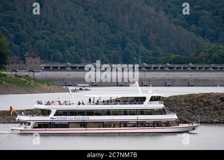 Edertal, Allemagne. 17 juillet 2020. Le navire à passagers 'Stern von Waldeck' navigue près du mur du barrage sur l'Edersee. Le niveau d'eau de l'Edersee du Nord Hessian a chuté en dessous de la marque de 50 pour cent et les premiers vestiges des colonies abandonnées, le dit 'Edersee-Atlantis', ont déjà fait surface. Credit: Swen Pförtner/dpa/Alay Live News Banque D'Images