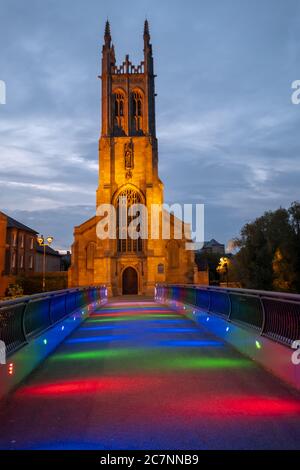 DERBY, ROYAUME-UNI - 30 mai 2019 : l'église St Mary's de Derby la nuit avec les lumières sur Bridge Gate. Il surplombe la rue Alkmund's Way Banque D'Images