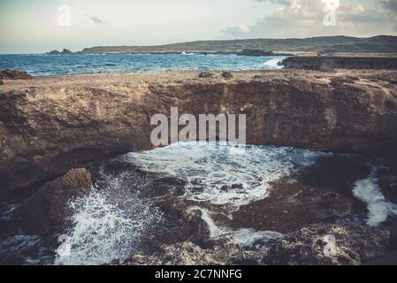 Photo horizontale de la vue magnifique sur Aruba Natural Pont situé à Aruba Banque D'Images