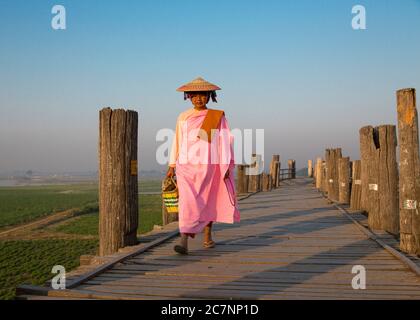 Une religieuse bouddhiste marche sur le pont U Bein à Mandalay, au Myanmar Banque D'Images