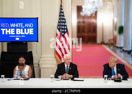 Washington, États-Unis d'Amérique. 13 juillet 2020. Le président Donald J. Trump et les invités écoutent en tant que vice-président Mike Pence, qui prononce des remarques lors d'une table ronde avec des parties prenantes positivement touchées par les forces de l'ordre le lundi 13 juillet 2020, dans la salle est de la Maison Blanche personnes : le président Donald Trump, Mike Pence crédit : Storms Media Group/Alay Live News Banque D'Images